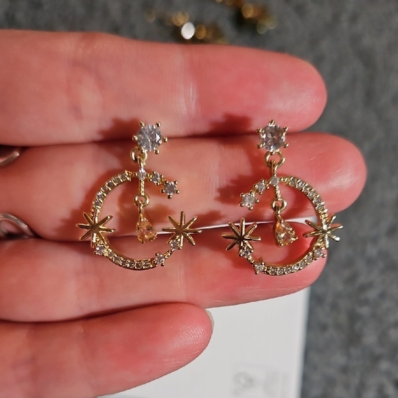 Elegant Gold Star and Moon Earrings - Picture 1 of 2